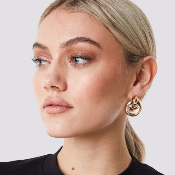 Knotted Twist Abstract Gold Minimalist Earrings - Picture 4 of 10